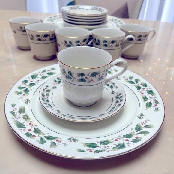 18 Pieces Fine China Japan Christmas Holly Dinnerware Pre Owned - Picture 1 of 9